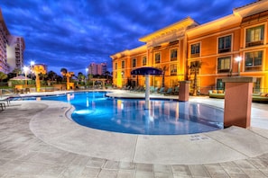 Outdoor pool, sun loungers - Hampton Inn & Suites Destin (Destin)