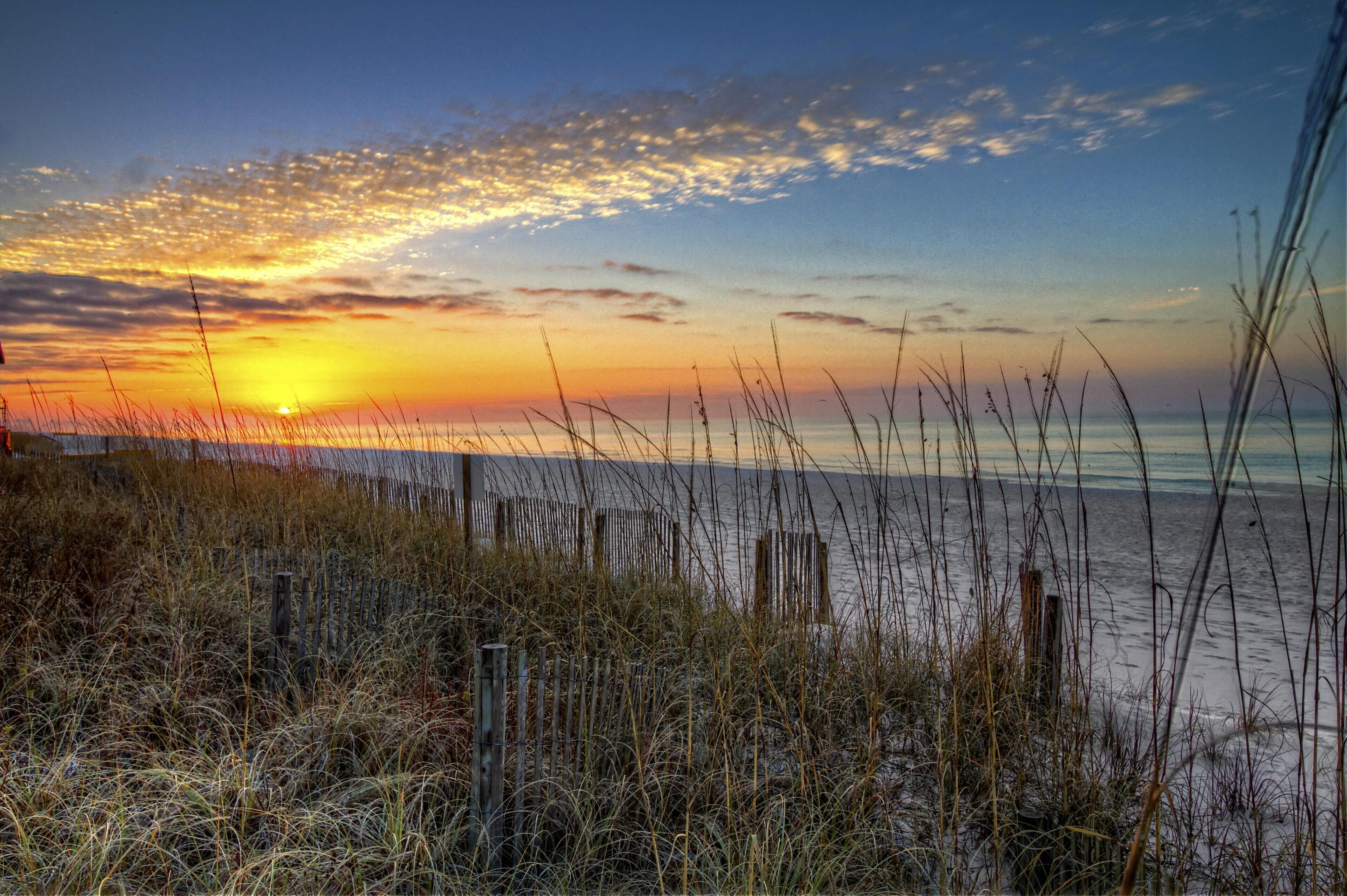 Ubicación cercana a la playa, arena blanca y toallas de playa