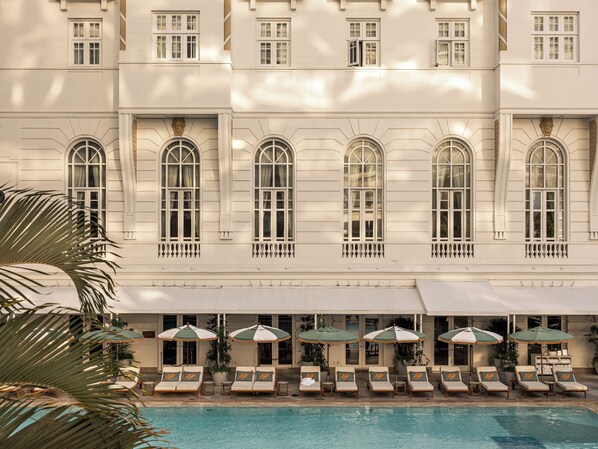 Outdoor pool, open 7:00 AM to 7:00 PM, pool umbrellas, sun loungers - Copacabana Palace, A Belmond Hotel, Rio de Janeiro (Rio de Janeiro)