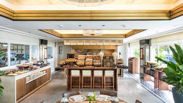 Free daily buffet breakfast