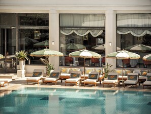 Piscine extérieure, parasols de plage, chaises longues