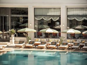 Piscine extérieure, parasols de plage, chaises longues
