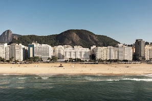 Plage, sable blanc, chaises longues, serviettes de plage