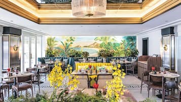 2 restauranter, frokost, lunsj og middag serveres, internasjonale retter