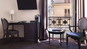 Suite | Luxe beddengoed, een minibar, een kluis op de kamer, een bureau