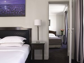 Suite | Premium bedding, minibar, in-room safe, desk - Hotel Royal Saint Honoré Paris Louvre (Paris)