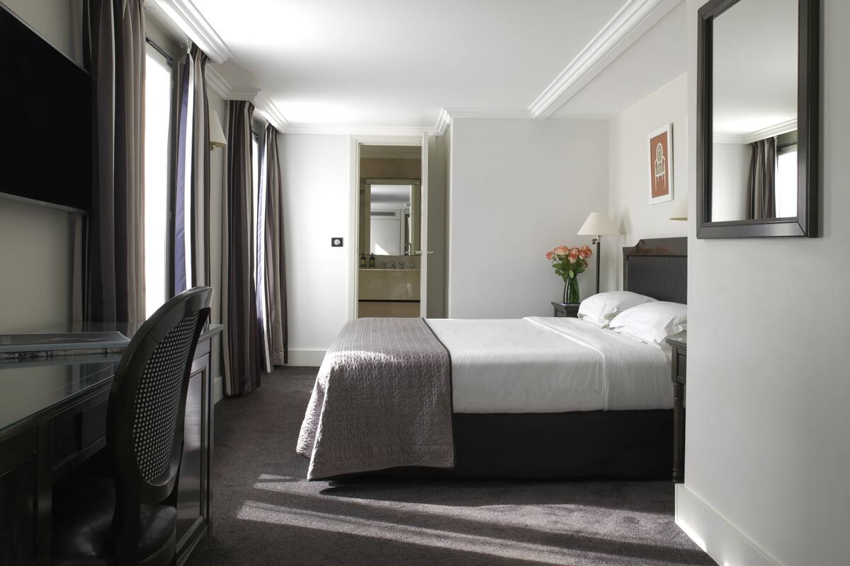 Suite junior, terraza | Ropa de cama de alta calidad, minibar, caja fuerte y escritorio