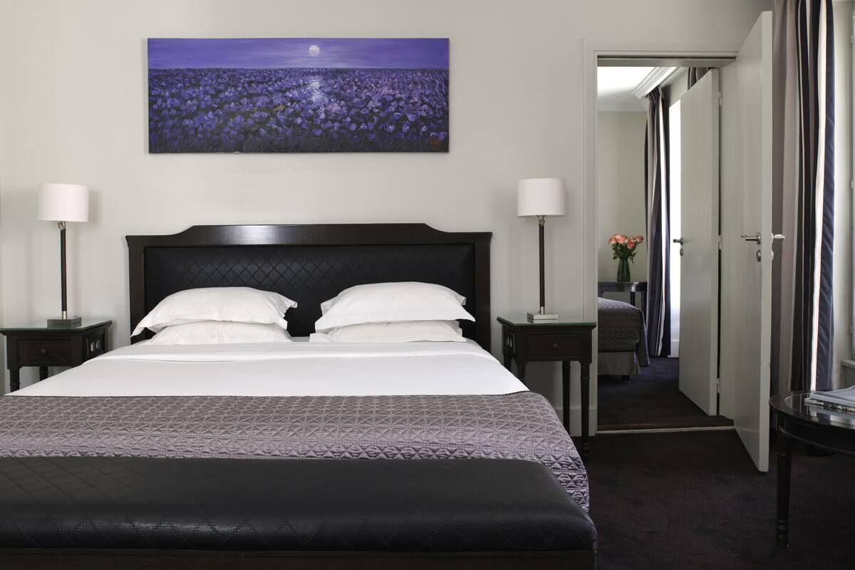 Suite | Ropa de cama de alta calidad, minibar, caja fuerte y escritorio