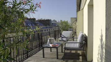 Suite junior, Terraza | Ropa de cama de alta calidad y minibar