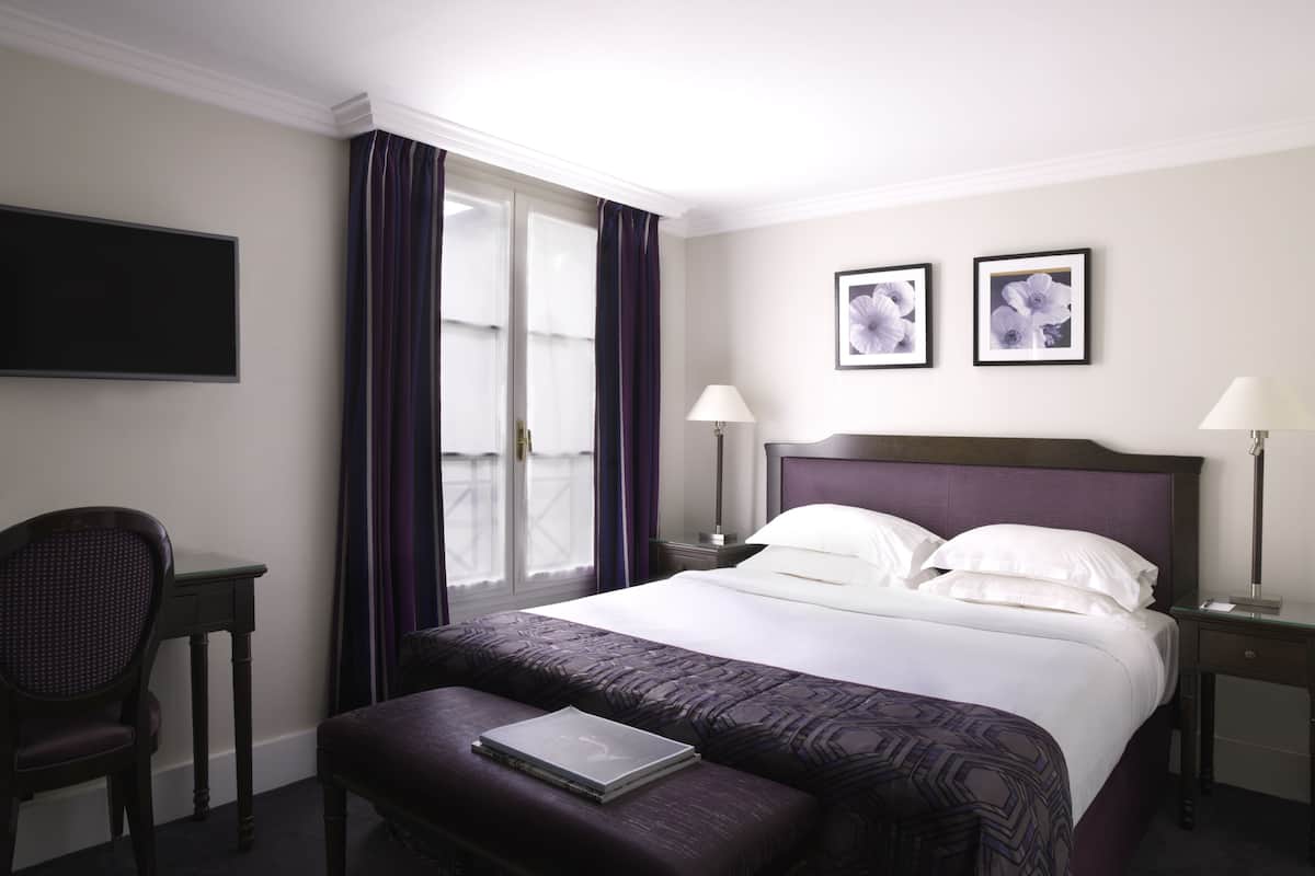 Habitación clásica | Ropa de cama de alta calidad, minibar, caja fuerte y escritorio