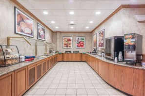 Enjoy cooking and dining in this well-equipped kitchen with a long counter and coffee machine.