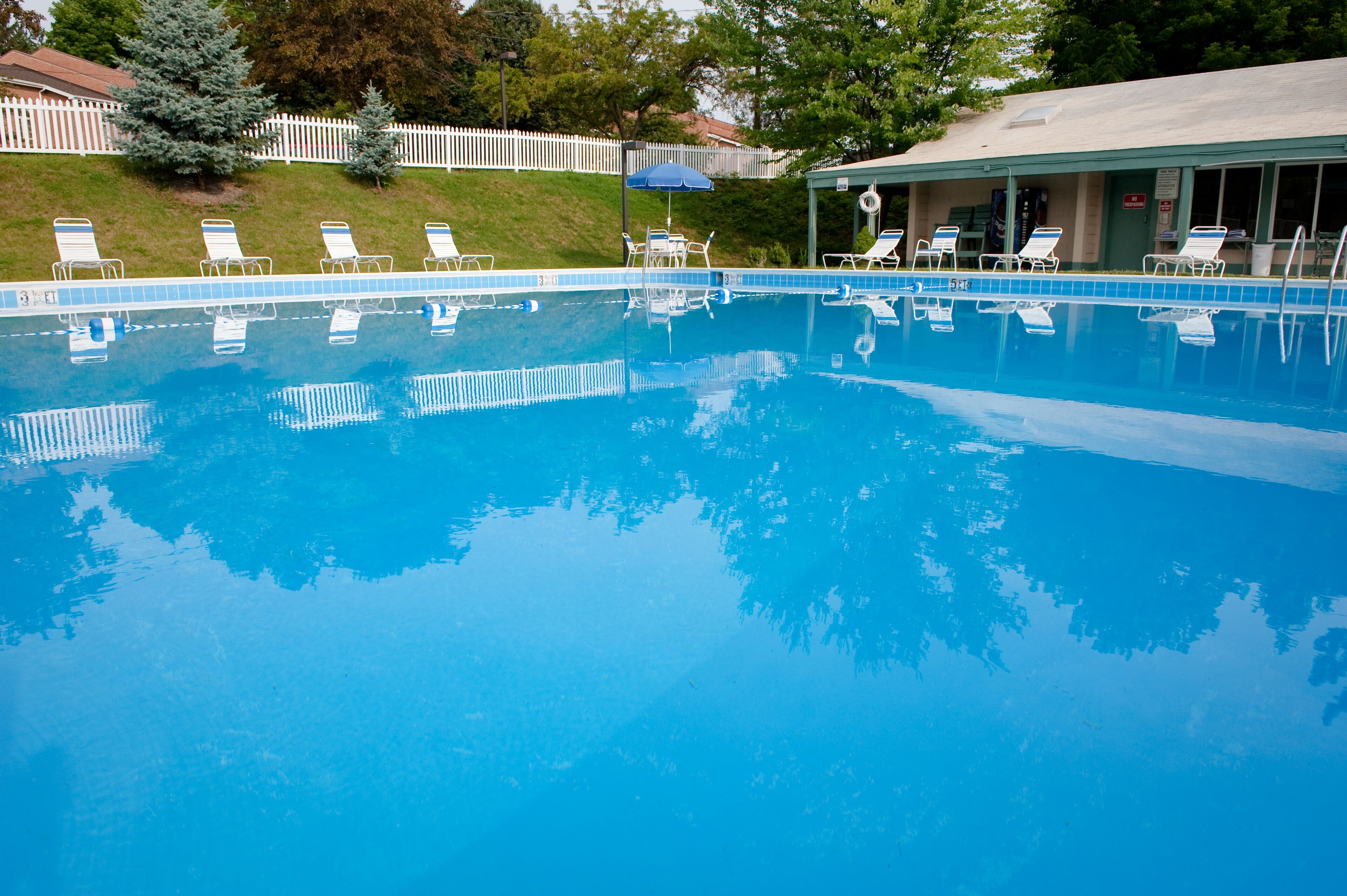 Innenpool, Außenpool, Sonnenschirme, Liegestühle