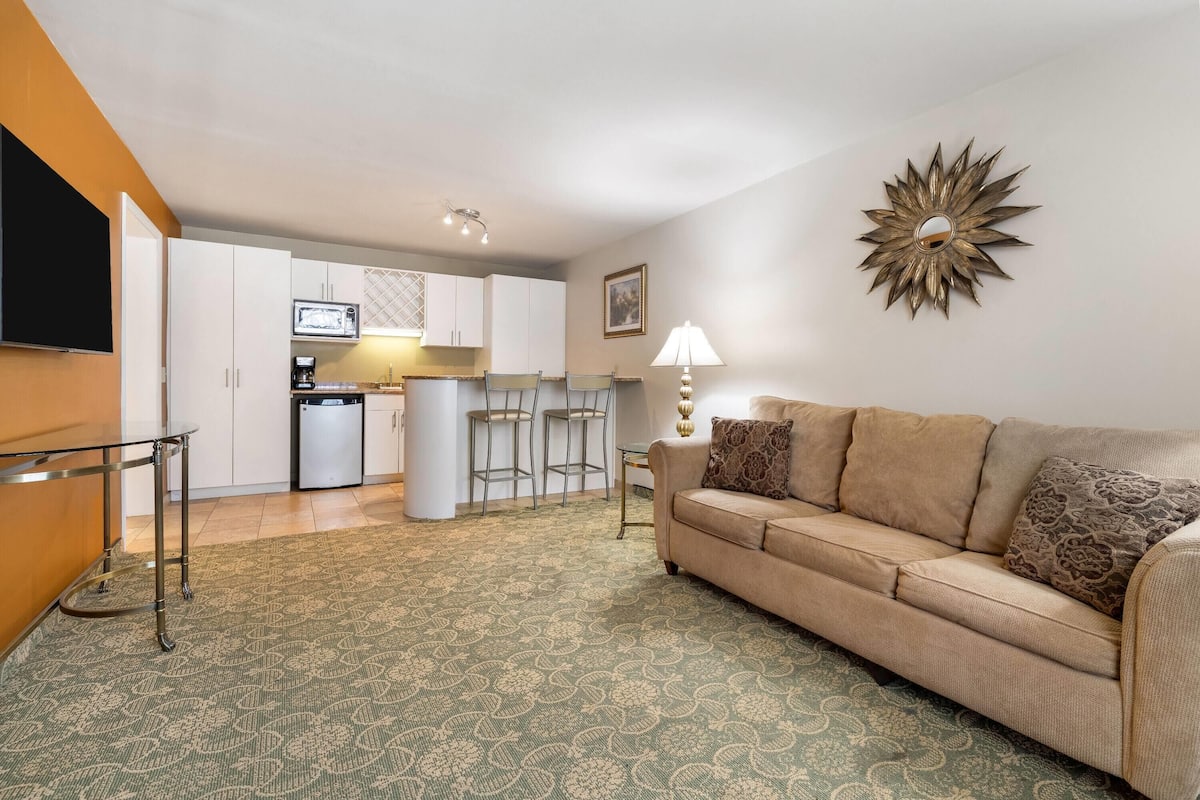 Suite, 1 King-Bett, Nichtraucher (Exterior Entrance) | 1 Schlafzimmer, laptopgeeigneter Arbeitsplatz, Bügeleisen/Bügelbrett