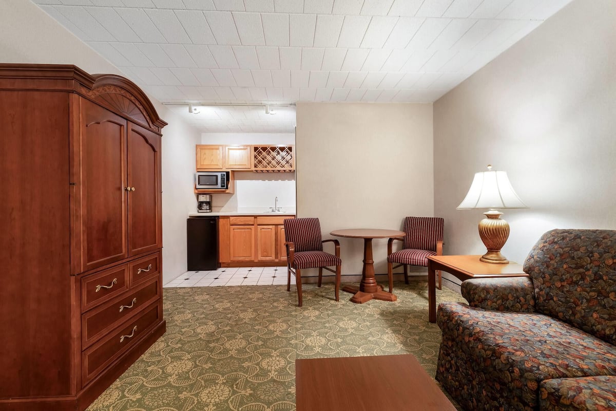 Suite, 1 King-Bett, Nichtraucher, ohne Fenster | 1 Schlafzimmer, laptopgeeigneter Arbeitsplatz, Bügeleisen/Bügelbrett