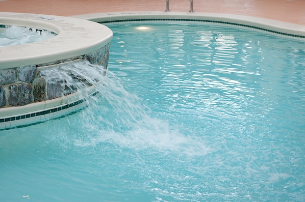 Piscina coperta, piscina all'aperto, ombrelloni da piscina, lettini