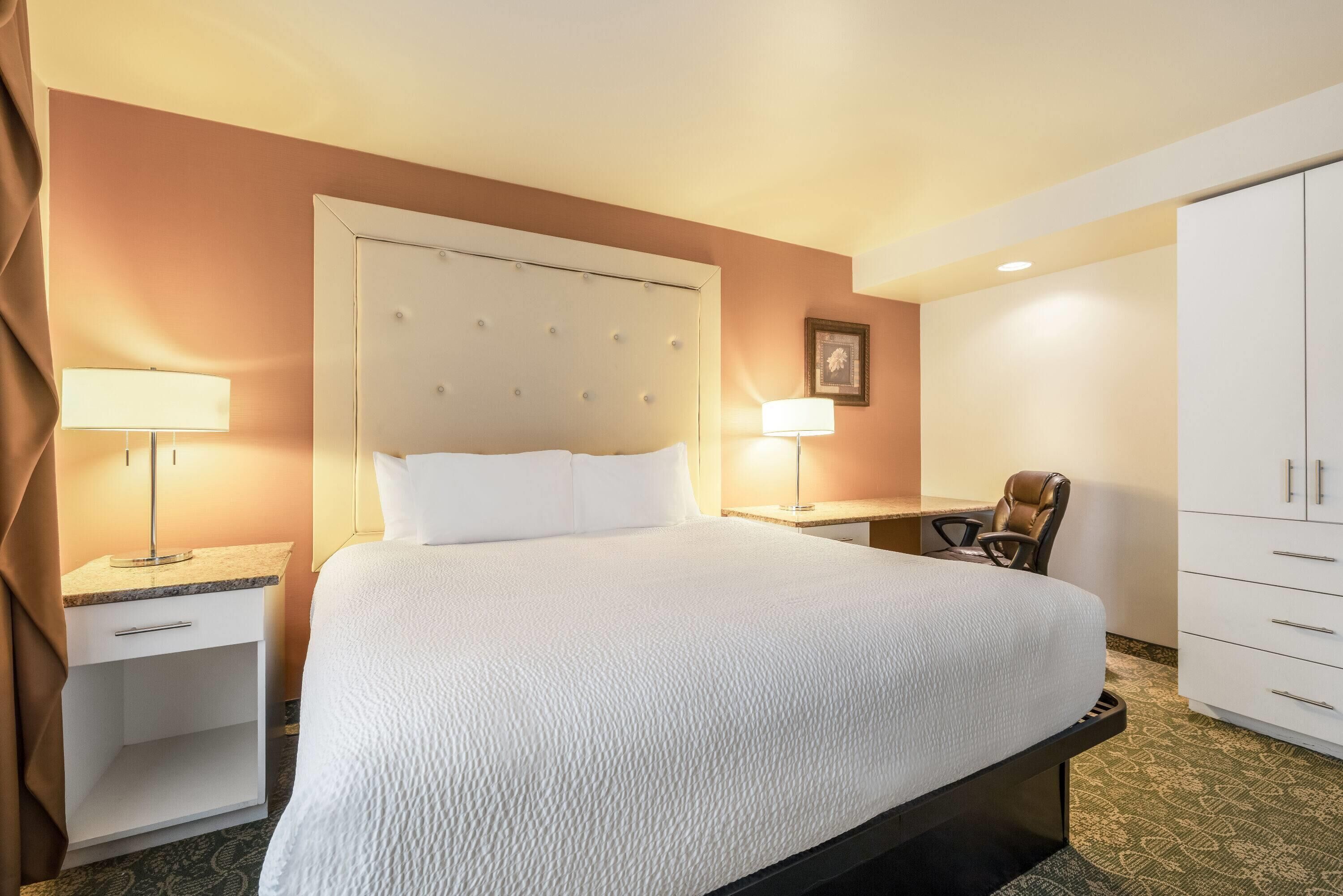 Suite, 1 King-Bett, Nichtraucher (Exterior Entrance) | Laptopgeeigneter Arbeitsplatz, Bügeleisen/Bügelbrett