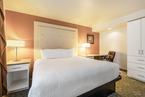 Suite, 1 kingsize-seng, ikke-røyk (Exterior Entrance) | Skrivebord for bærbar PC, strykejern/-brett og barnesenger (inkludert)