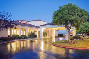 A hotel with a covered entrance, a reflecting pool, and a well-maintained garden. - Courtyard Fremont Silicon Valley (Fremont)