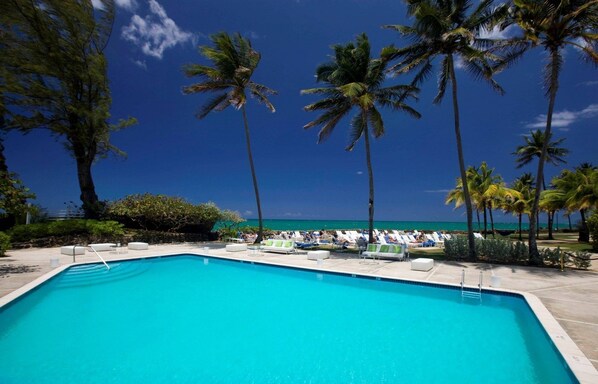 2 Außenpools, Sonnenschirme, Liegestühle