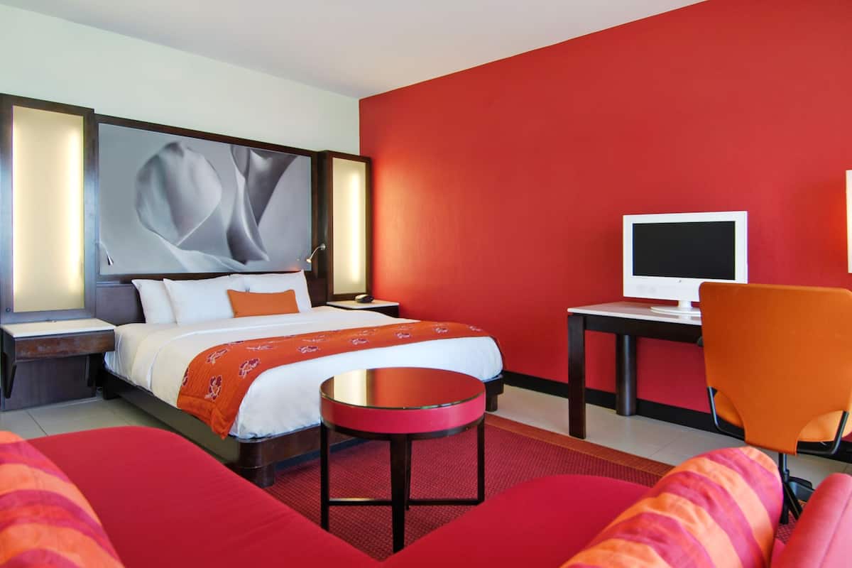 Premium bedding, down duvets, in-room safe, iron/ironing board