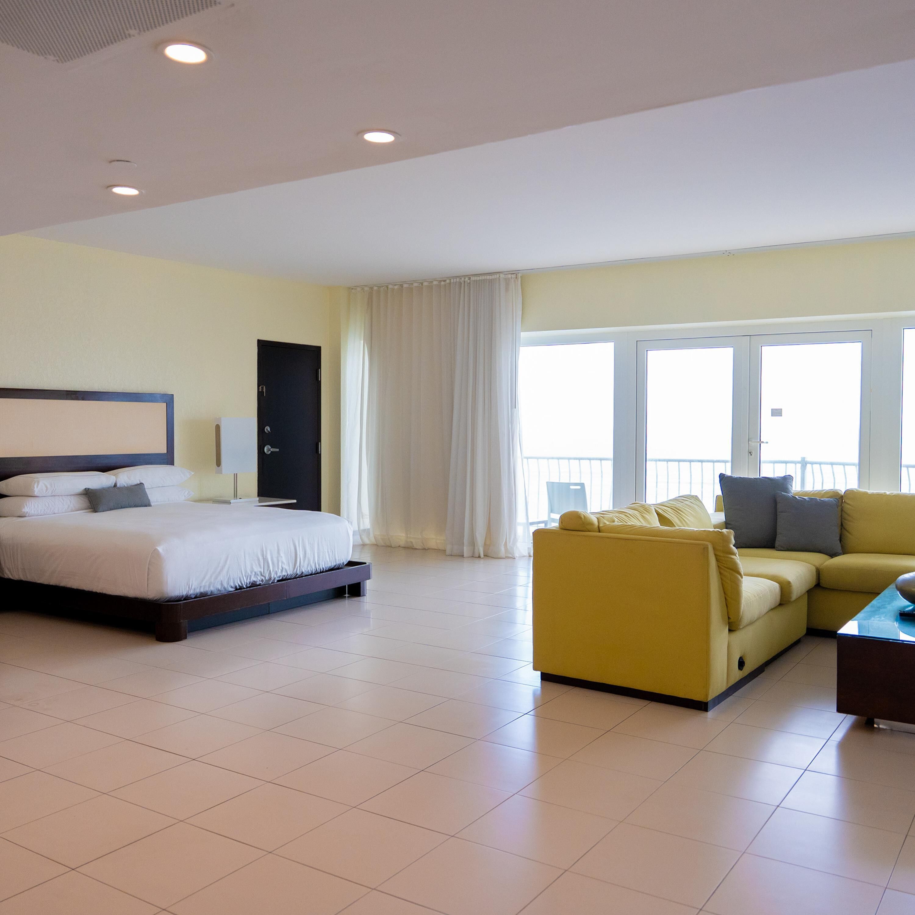 Junior-Suite, 1 King-Bett, Balkon | Wohnbereich | 32-Zoll-LCD-Fernseher mit Kabelempfang, Fernseher, Pay-TV