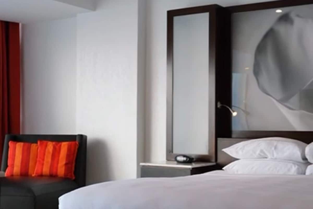 Premium bedding, down duvets, in-room safe, iron/ironing board