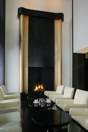 Lobby sitting area - Le Metropolitan Paris Tour Eiffel, a Tribute Portfolio Hotel (Paris)