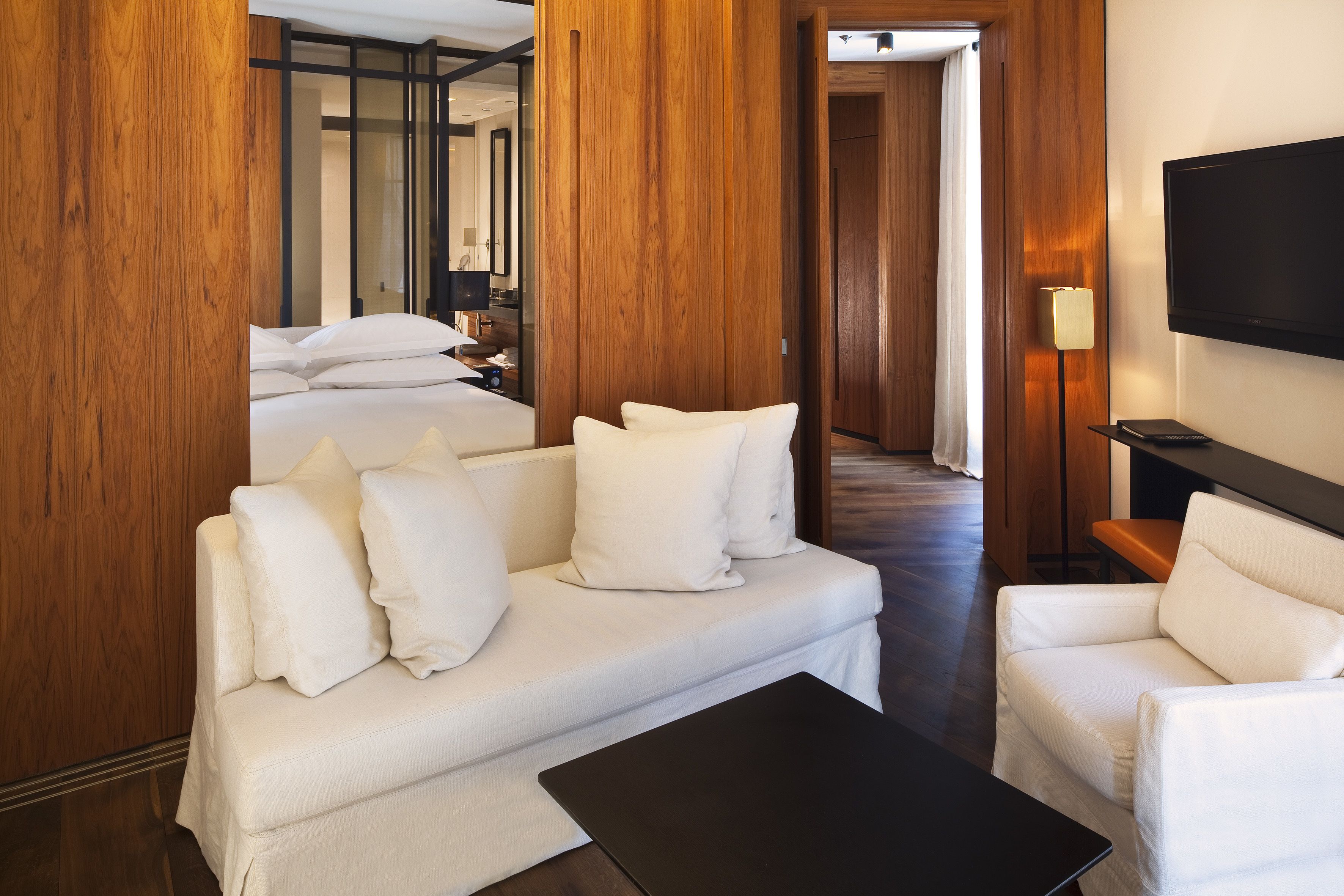 junior suite, 1 king bed, non smoking | 1 bedroom, premium bedding, pillow-top beds, minibar