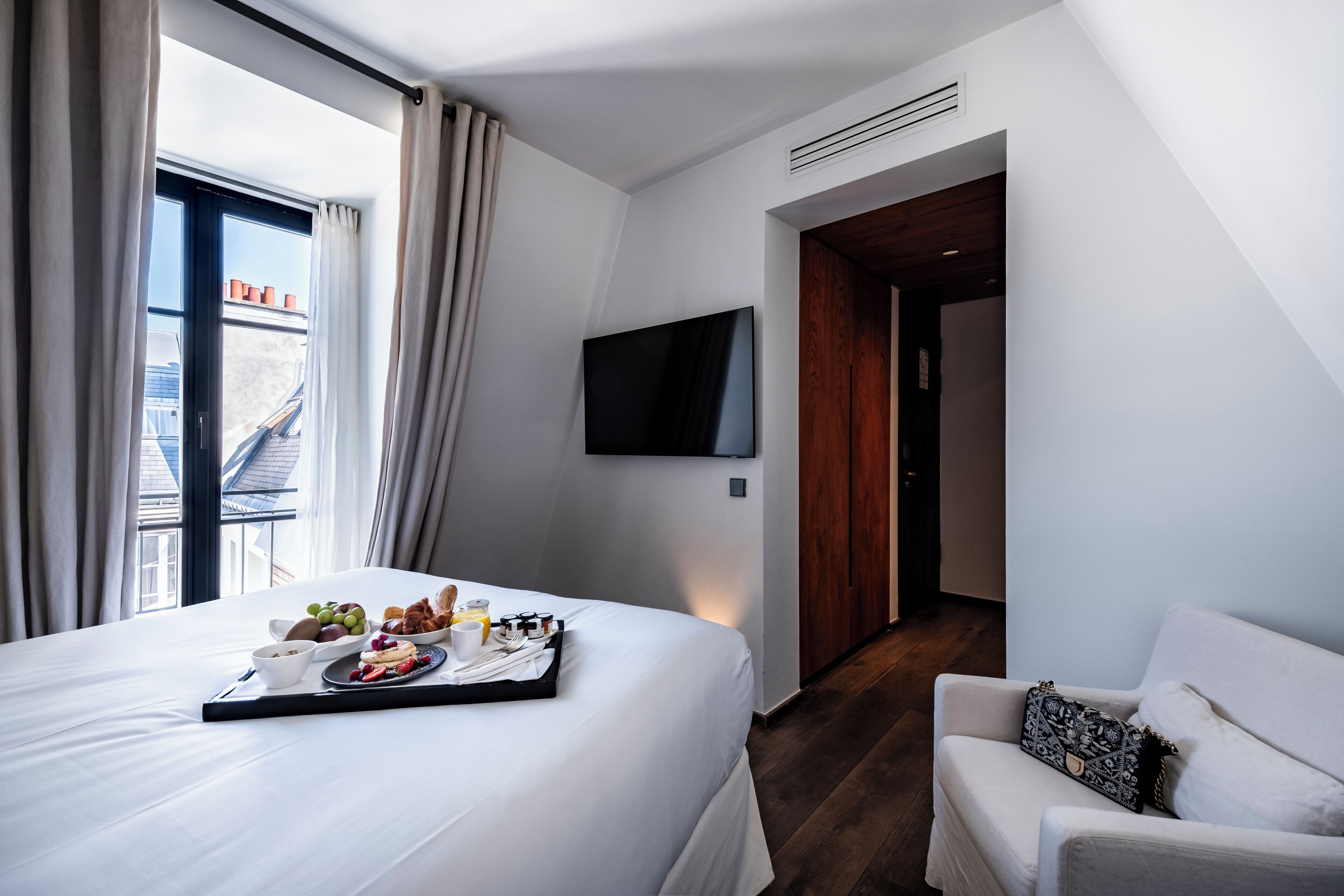 Suite, 1 Queen Bed | Premium bedding, pillowtop beds, minibar, in-room safe