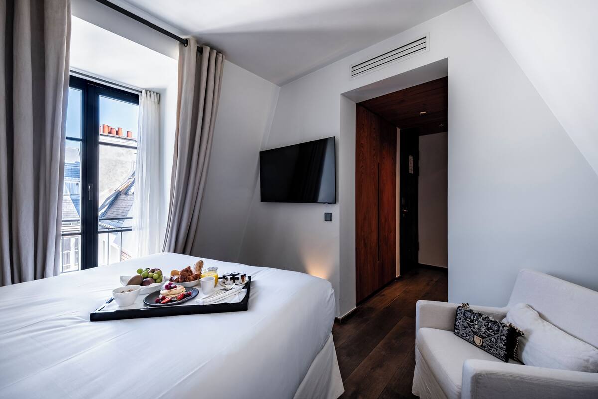 Suite, 1 Queen Bed | Premium bedding, pillowtop beds, minibar, in-room safe
