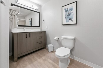 Studio Suite with Full Kitchen | Bathroom | Combined shower/tub, eco-friendly toiletries, hair dryer, towels at WaterWalk Atlanta Perimeter Center