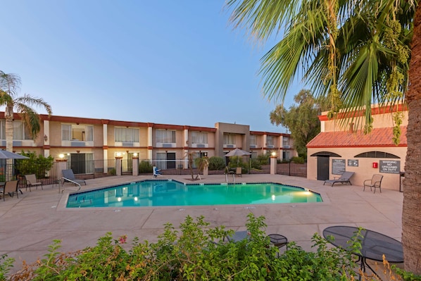 Outdoor pool - Best Western Phoenix Goodyear Inn (Goodyear)