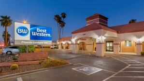 A Best Western hotel with a clear sign, a parking lot, and a building entrance.