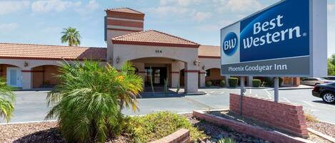 A Best Western Phoenix Goodyear Inn with a red-tiled roof, brick facade, and a signboard.