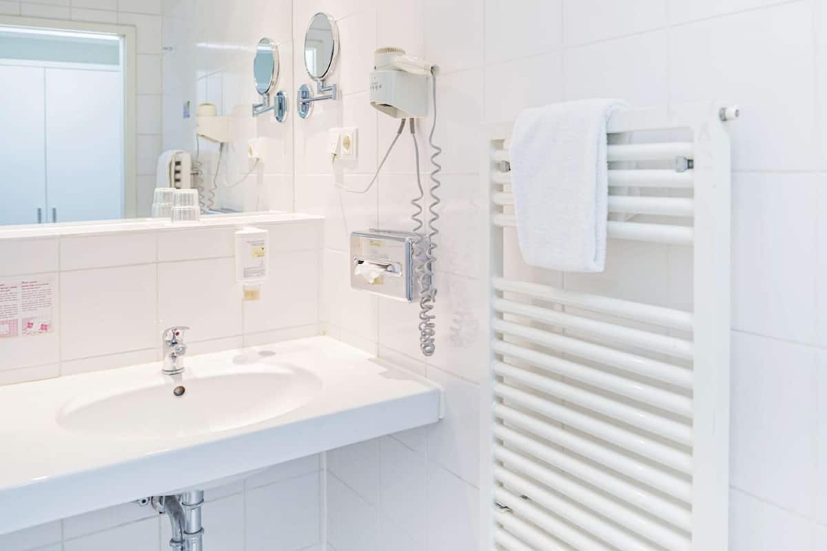 Badezimmer | Umweltfreundliche Kosmetikartikel, Haartrockner, Handtücher