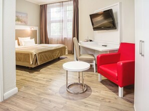 Minibar, desk, free WiFi, bed sheets - Hotel Domicil Hamburg by Golden Tulip (Hamburg)