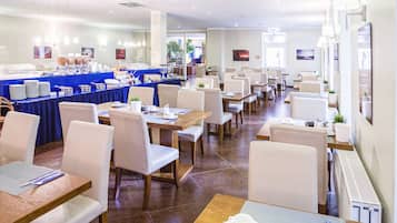 Dagelijks ontbijtbuffet (EUR 18 per persoon)