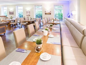 Daily buffet breakfast (EUR 18 per person) - Hotel Domicil Hamburg by Golden Tulip (Hamburg)