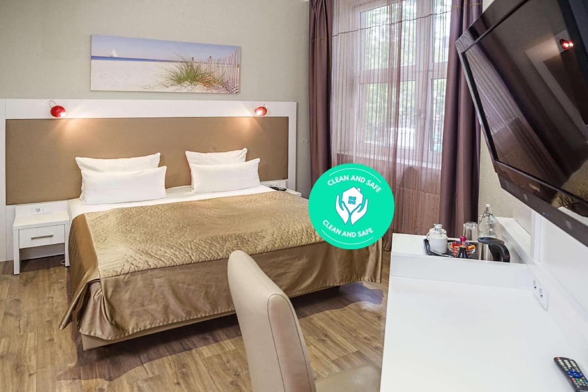 Minibar, Schreibtisch, kostenloses WLAN, Bettwäsche