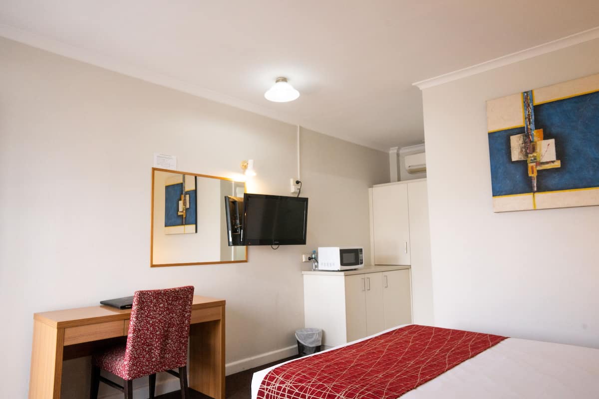 Standard Queen Room | Living room | LCD TV
