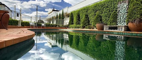 Una piscina al aire libre