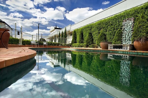 Una piscina al aire libre