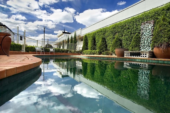 Una piscina al aire libre