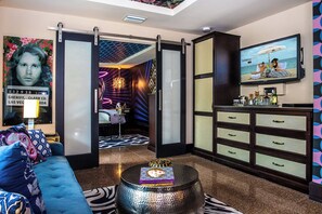 Suite – premium, 1 kingsize-seng | Oppholdsområde | En 42-tommers Flatskjerm-TV med Parabol-TV samt TV