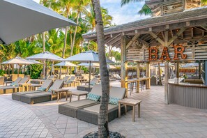 Bar en bord de piscine