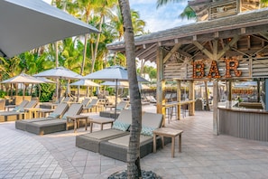 Bar en bord de piscine