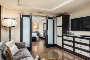 Suite, 1 très grand lit | Salle de séjour