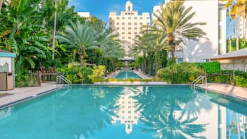 2 piscinas al aire libre, una piscina climatizada