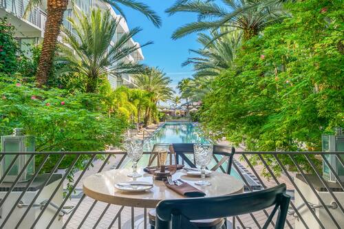 2 restaurants; breakfast, lunch, and dinner served