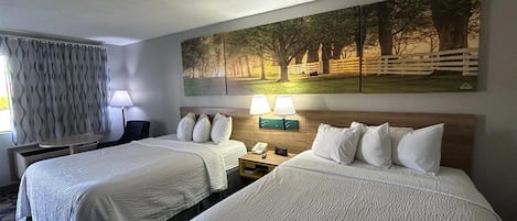 Standardrum - 2 queensize-sängar | Skrivbord, strykjärn/strykbräda, gratis barnsängar och extrasängar